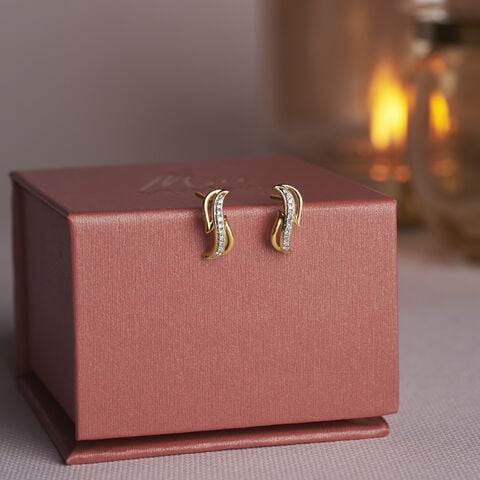 Sleek Flickering Diamond Stud Earrings
