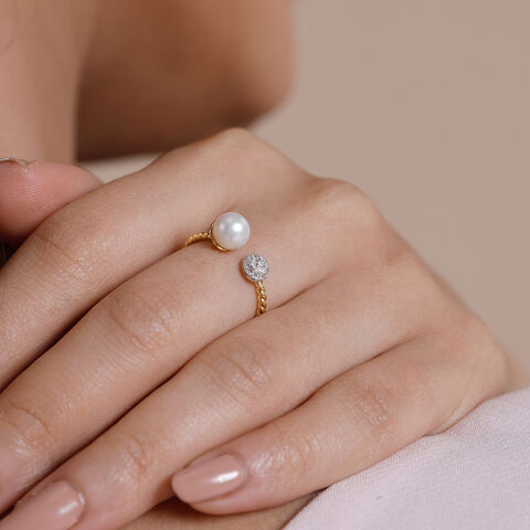 Romantic Contrasting Pearl Diamond Ring