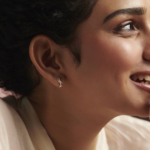 Sleek Flickering Diamond Stud Earrings