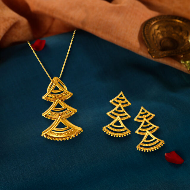 Splendid Gold Pendant and Earrings Set