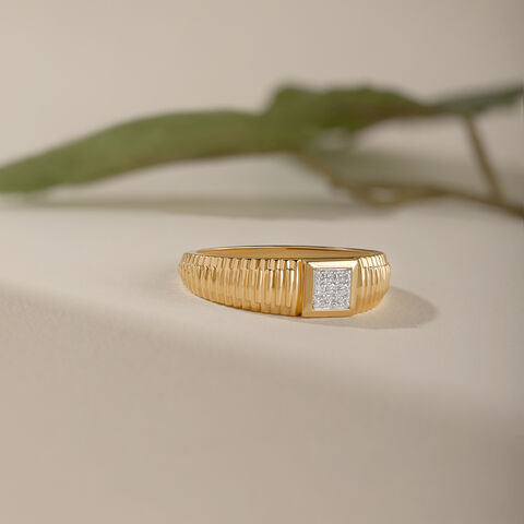 Ribbed Radiance Gold & Diamond Finger Ring for Men
