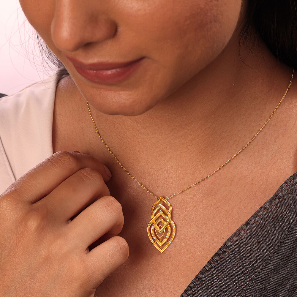 Tanishq peacock proportioned pendant