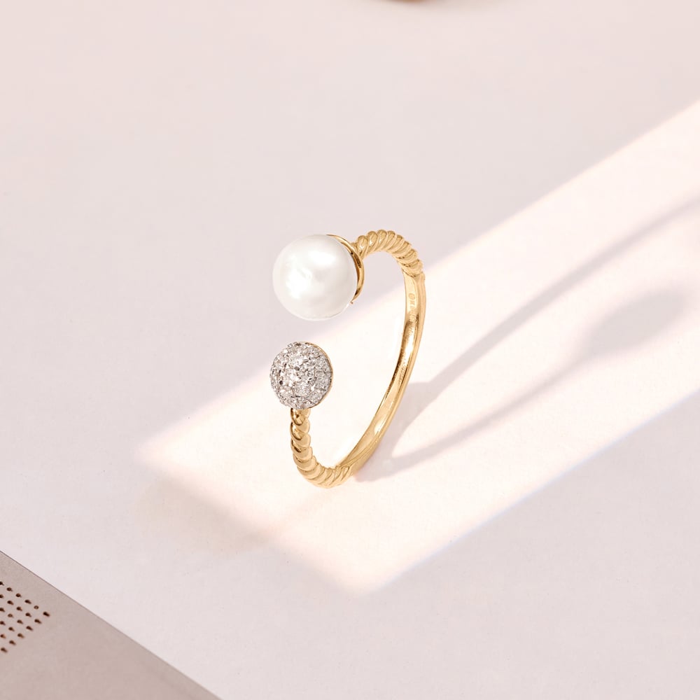Romantic Contrasting Pearl Diamond Ring